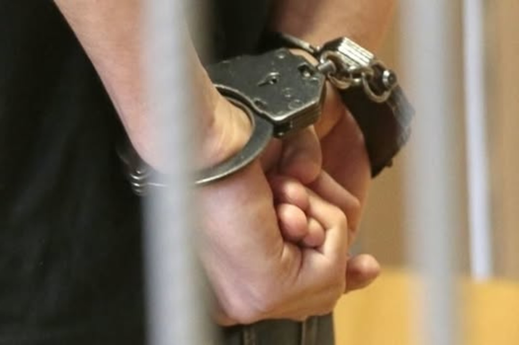 ВО ШТИП УАПСЕНИ ТРИ ЛИЦА – При претрес полицијата пронашла автоматски пушки и муниција