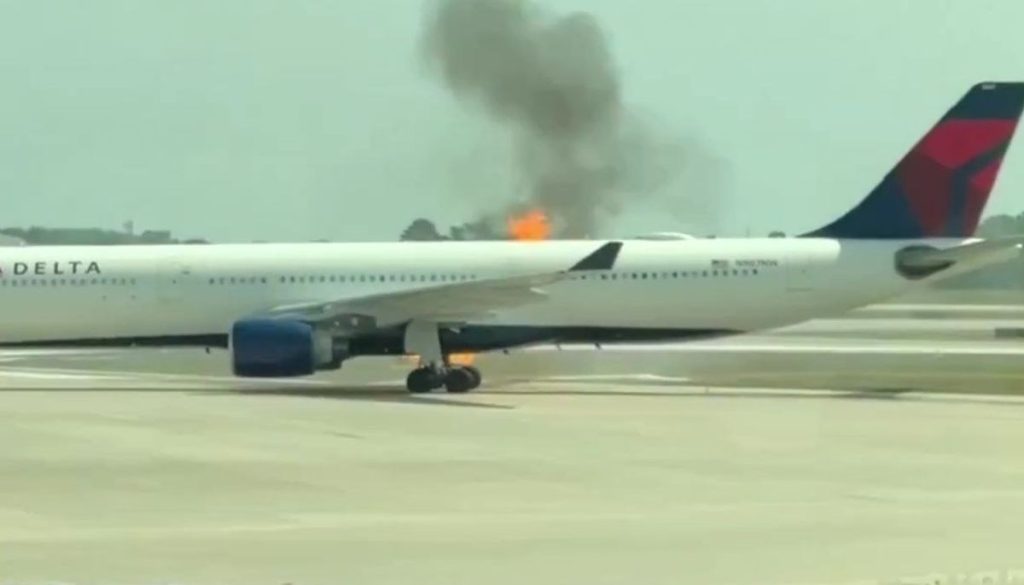 300 ЕВАКУИРАНИ, ИЗБЕГНАТА ГОЛЕМА ТРАГЕДИЈА Се запали моторот на авион пред полетување во САД