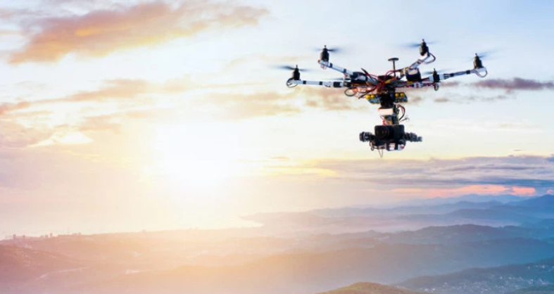 ДРОНОВИТЕ СОЗДАВААТ ХАОС Затворен аеродромот во Бремен ДРОНОВИТЕ СОЗДАВААТ ХАОС Затворен аеродромот во Бремен