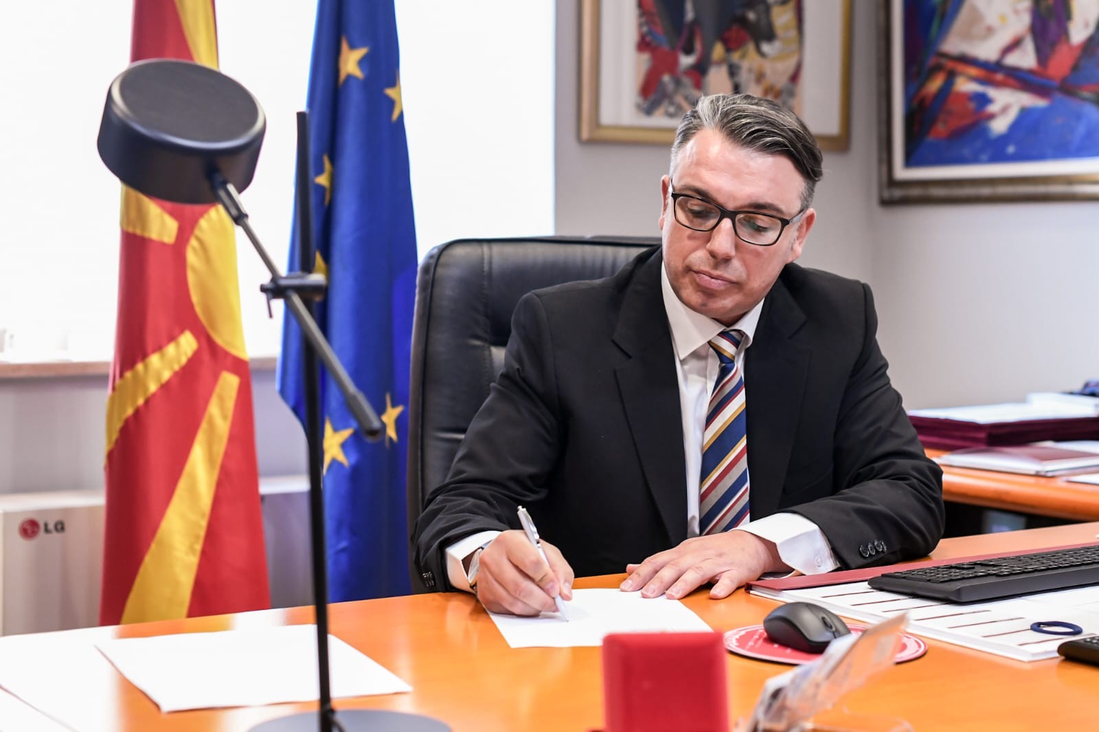 КРИВИЧНА ПРОТИВ ФИЛКОВ – Спор околу полагањето правосуден испит на албански