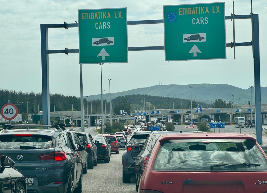 ГРЧКИТЕ ЗЕМЈОДЕЛЦИ ЈА БЛОКИРАА ГРАНИЦАТА Парализиран граничниот сообраќај со Македонија ГРЧКИТЕ ЗЕМЈОДЕЛЦИ ЈА БЛОКИРАА ГРАНИЦАТА Парализиран граничниот сообраќај со Македонија