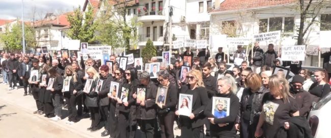 ПРОТЕСТЕН МАРШ НА СЕМЕЈСТВАТА НА ЗАГИНАТИТЕ ВО КОЧАНИ – Нашите деца беа убиени од алчност ПРОТЕСТЕН МАРШ НА СЕМЕЈСТВАТА НА ЗАГИНАТИТЕ ВО КОЧАНИ – Нашите деца беа убиени од алчност