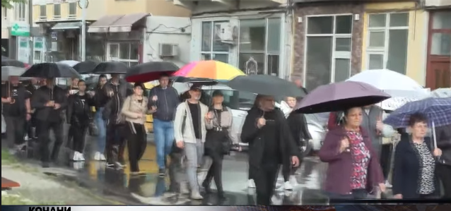 ПРАВДА МОРА ДА ИМА: Родители протестираа во Кочани и бараа одговорност во редовите на полицијата