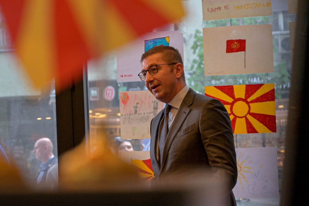 МАКЕДОНСКОПТО ПРАШАЊЕ СЕ УШТЕ НЕ Е ЗАТВОРЕНО Една година од работењето на „Беломорски клуб читална“ МАКЕДОНСКОПТО ПРАШАЊЕ СЕ УШТЕ НЕ Е ЗАТВОРЕНО Една година од работењето на „Беломорски клуб читална“