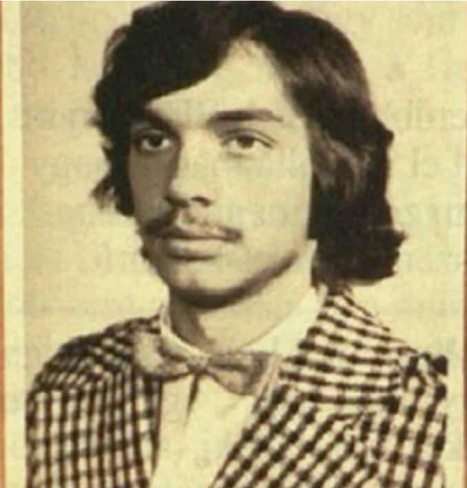 ДАЛИ ГО ПРЕПОЗНАВАТЕ Ги седна на маса главните од кои во моментот зависи светскиот мир, пријател на Македонија