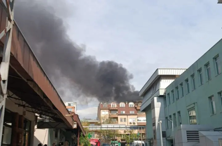 ГОЛЕМ ПОЖАР ОД ЗАПАЛЕН АВТОМОБИЛ ВО БЛИЗИНА НА КЛИНИЧКИ – Полицијата и пожарната веќе се на терен