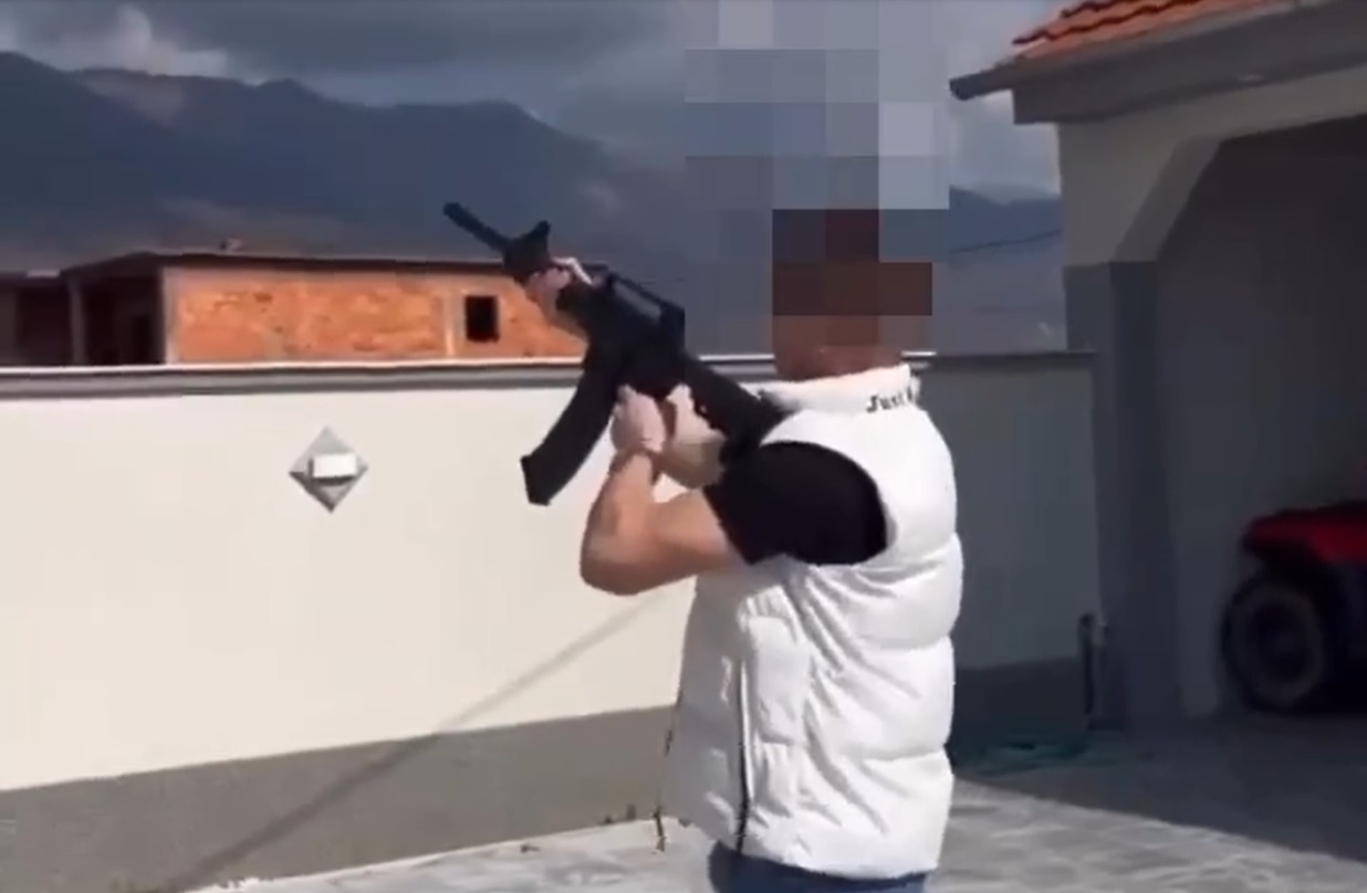 ЕКС ГРАДОНАЧАЛНИКОТ НА ДОЛНЕНИ СО ЦЕЛ АРСЕНАЛ ОРУЖЈЕ ПО ДОМА Полицијата трага по неговиот син кој е во бекство после пукањето во населено место