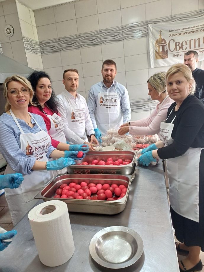 СОПРУГАТА НА ПРЕМИЕРОТ РОЗИ МИЦКОСКА ВО ХУМАНИТАРНА АКЦИЈА Заедно со тим на волонтери готвеше во црковно-народната кујна „Свети Спас“