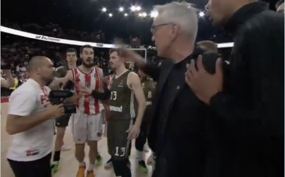 ЦРВЕНА ЗВЕЗДА СО ПОРАЗ СЕ ПРОСТИ ОД ЕВРОЛИГАТА Тензично по натпреварот, тренерот на Звезда исфрлен од салата, капитенот го нападна противничкиот тренер