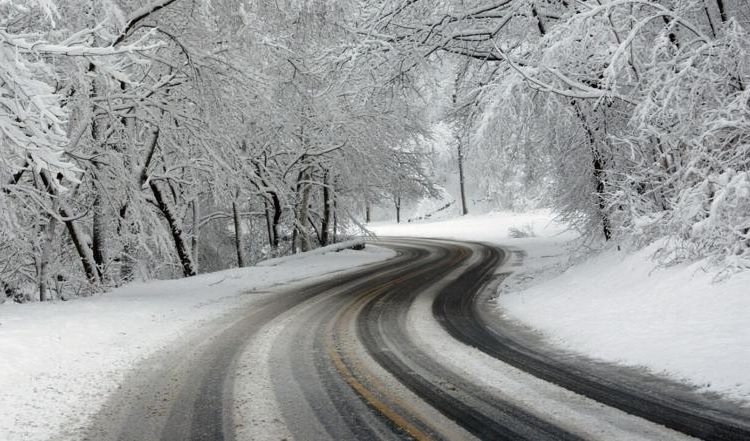СНЕГ НА ПАТОТ ОХРИД – БИТОЛА КАЈ ПРЕВОЈОТ БУКОВО Забрана за движење на тешки товарни возила