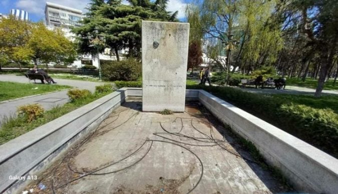 ОСКВЕРНАВЕН СПОМЕНИКОТ НА ДЕЦАТА БЕГАЛЦИ Ветување од премиерот Мицкоски и министрите Тошковски Љутков за обнвовување на споменикот и наоѓање на виновниците ОСКВЕРНАВЕН СПОМЕНИКОТ НА ДЕЦАТА БЕГАЛЦИ Ветување од премиерот Мицкоски и министрите Тошковски Љутков за обнвовување на споменикот и наоѓање на виновниците