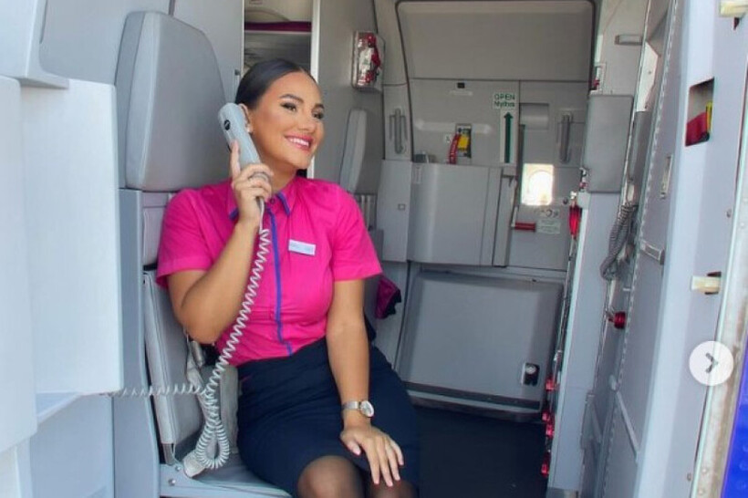 НА ВЛЕЗ ВО АВИОН ВЕ ПОЗДРАВУВААТ НАСМЕАНИ СТЈУАРДЕСИ И СИ МИСЛИТЕ ОД УЧТИВОСТ Не, тоа е дел од задача со своја причина НА ВЛЕЗ ВО АВИОН ВЕ ПОЗДРАВУВААТ НАСМЕАНИ СТЈУАРДЕСИ И СИ МИСЛИТЕ ОД УЧТИВОСТ Не, тоа е дел од задача со своја причина