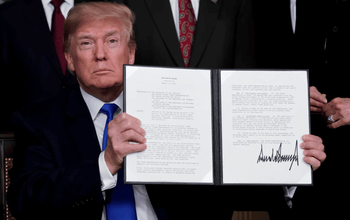 ТРАМП ОБВИНЕТ ДЕКА ГО КРШИ УСТАВОТ 12 американски сојузни држави му поднесоа тужба