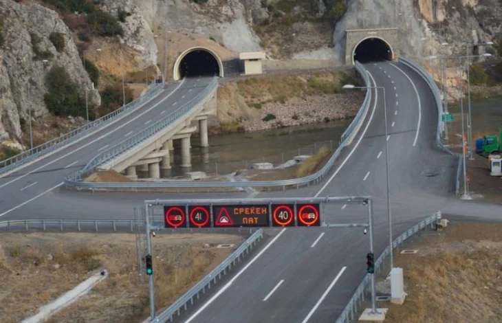 ВАЖНО ИЗВЕСТУВАЊЕ ЗА ВОЗАЧИТЕ До крајот на месецов сообраќајот на автопатот Демир Капија-Смоквица ќе се одвива само по левиот тунел