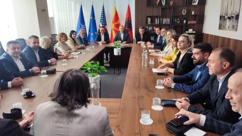 ВРЕДИ СТАНУВА ЕДНА ПАРТИЈА И ТРГНУВА ВО ОФАНЗИВА – На ДУИ и порачаа да се спрема за пензија