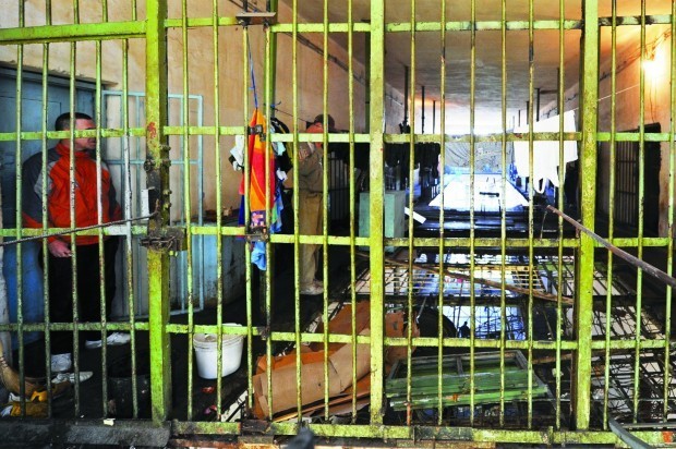 МАКЕДОНСКИТЕ ЗАТВОРИ КАКО СЦЕНА ОД ХОРОР ФИЛМ Пренатрупаност, влага, стари душеци, недоволно затворска полиција, мала здравствена заштита, различни цени за набавка на храна во затворите