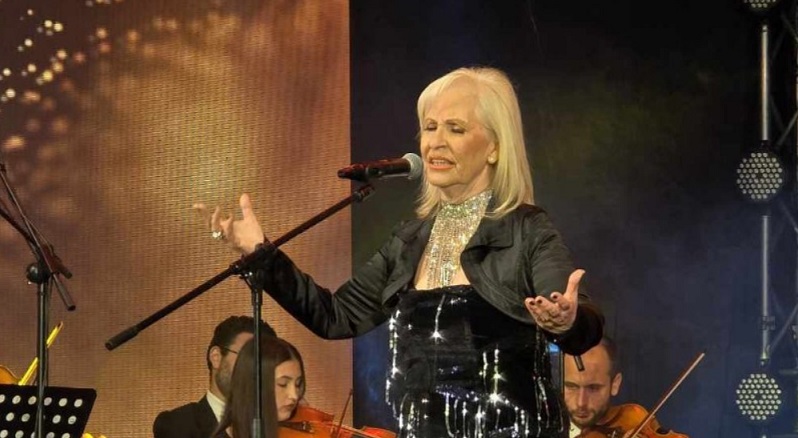 БЛАГА ПЕТРЕСКА ПО 40 ГОДИНИ ПОВТОРНО ВО ВАЛАНДОВО Тешко ми е што пеам за празни села и иселени внуци