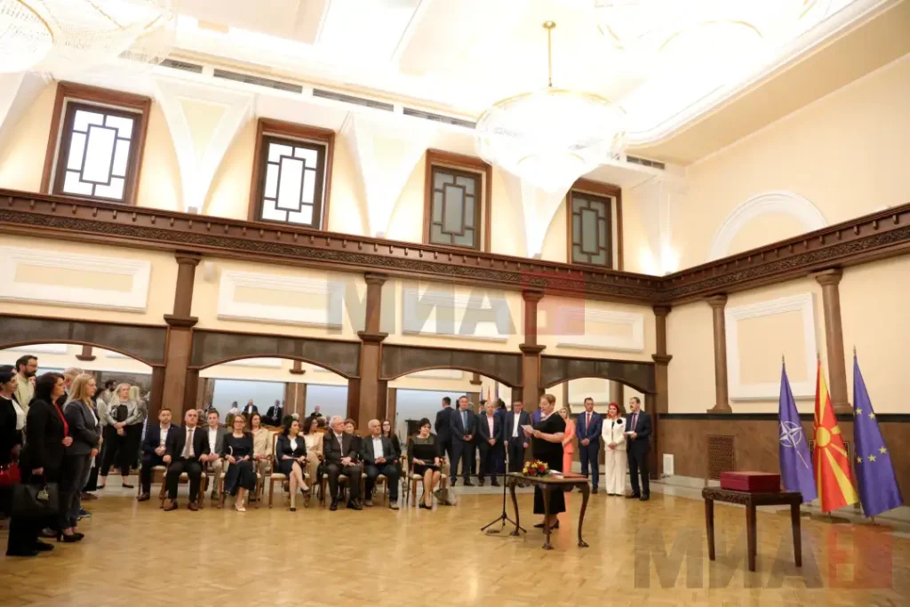 НАУЧЕН ТИМ ОДЛИКУВАН СО НАЈВИСОКО ДРЖАВНО ПРИЗНАНИЕ Тимска работа и љубов кон јазикот крунисани со наградата „Гоце Делчев“ НАУЧЕН ТИМ ОДЛИКУВАН СО НАЈВИСОКО ДРЖАВНО ПРИЗНАНИЕ Тимска работа и љубов кон јазикот крунисани со наградата „Гоце Делчев“