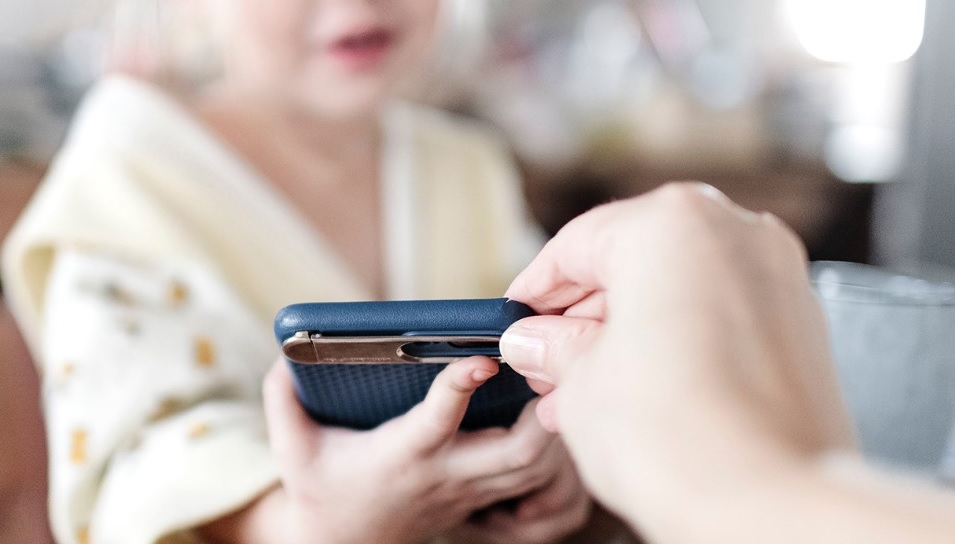 ТЕХНОЛОГИЈАТА И РОДИТЕЛСТВОТО Честото користење на мобилни телефони може да го загрози детскиот развој