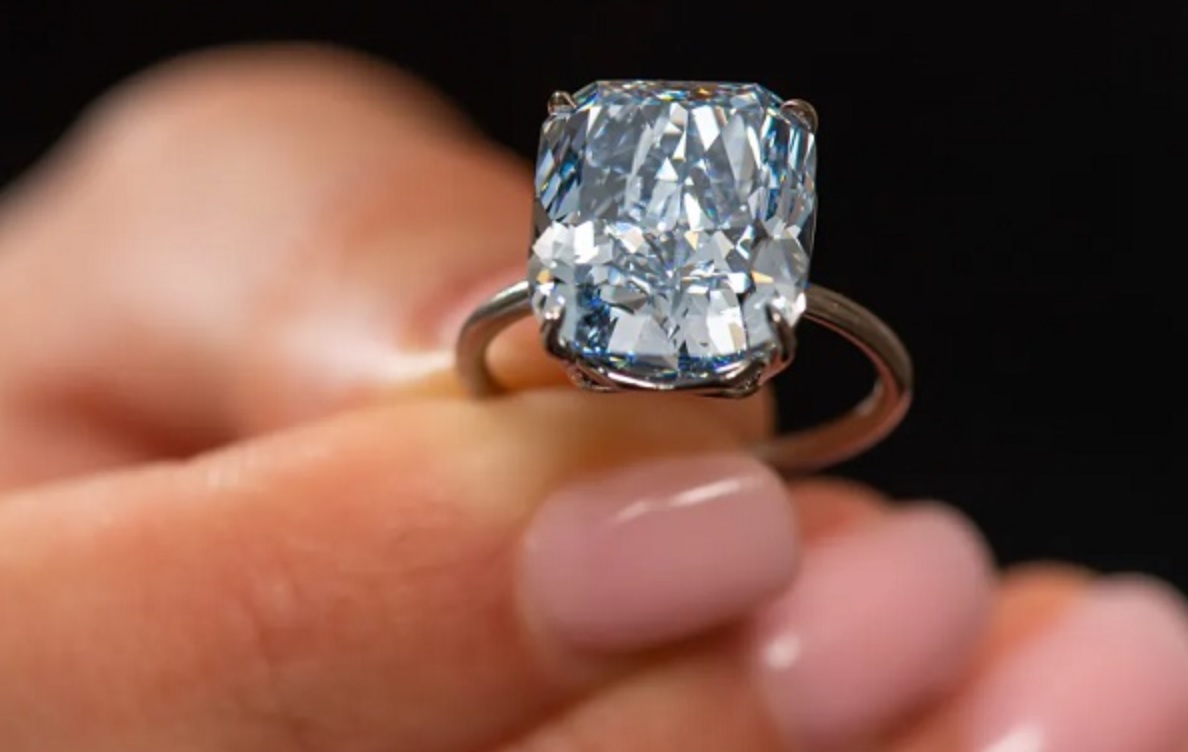 АУКЦИЈА ВО ЖЕНЕВА Редок син дијамант продаден за 19,2 милиони евра