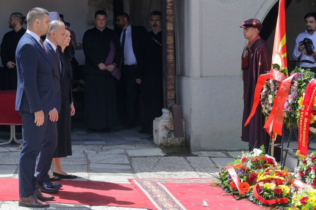 ФИЛИПЧЕ ПОЛОЖИ ЦВЕЌЕ НА ГРОБОТ НА ДЕЛЧЕВ Пораките на Гоце денес се поактуелни од кога било