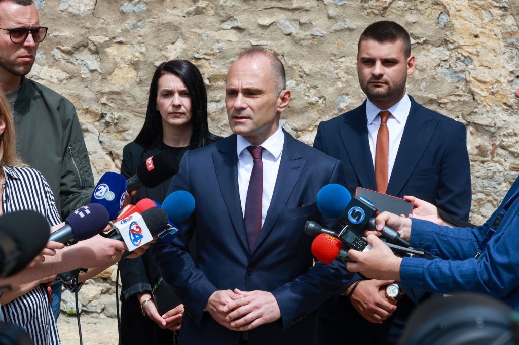 ФИЛИПЧЕ ЗА ПРОТЕСТИТЕ НА ДУИ И ЛОКАЛНИТЕ ИЗБОРИ Правото на протест е загарантирано, но не смее да се злоупотребува, започнавме со избор на најдобрите кандидати ФИЛИПЧЕ ЗА ПРОТЕСТИТЕ НА ДУИ И ЛОКАЛНИТЕ ИЗБОРИ Правото на протест е загарантирано, но не смее да се злоупотребува, започнавме со избор на најдобрите кандидати