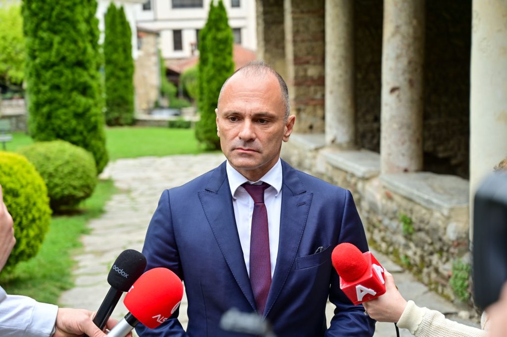 КОНСТРУКТИВНИ СМЕ КОГА Е ВО ИНТЕРЕС ДРЖАВАТА Во понеделник ќе понудам конкретни точки за лидерска средба – вели Филипче КОНСТРУКТИВНИ СМЕ КОГА Е ВО ИНТЕРЕС ДРЖАВАТА Во понеделник ќе понудам конкретни точки за лидерска средба – вели Филипче