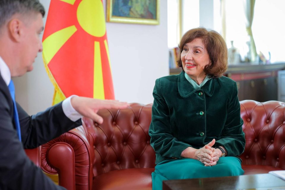 УБАВ СОВЕТ ОД МИЛАНОВИЌ ДО ДОМАЌИНКАТА СИЉАНОВСКА Не дозволувајте да ве уценуваат на патот кон ЕУ УБАВ СОВЕТ ОД МИЛАНОВИЌ ДО ДОМАЌИНКАТА СИЉАНОВСКА Не дозволувајте да ве уценуваат на патот кон ЕУ