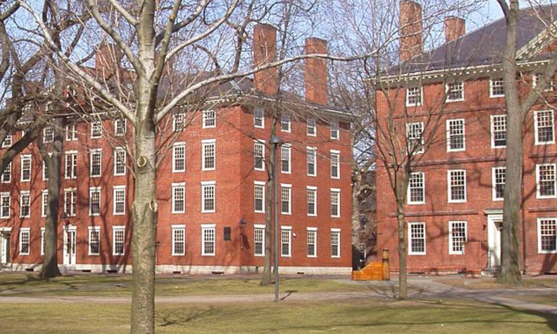 АДМИНИСТРАЦИЈАТА НА ТРАМП МУ ЗАБРАНИ НА ХАРВАРД ПРИЕМ НА СТРАНСКИ СТУДЕНТИ Од универзитетот најавија тужба