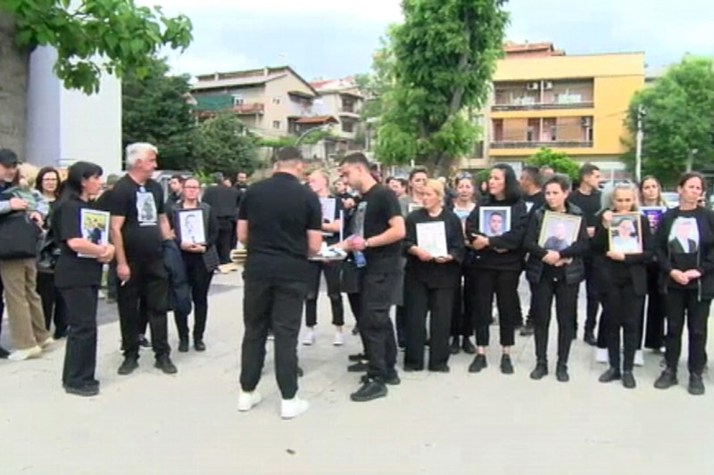 СЕМЕЈСТВАТА НА НАСТРАДАНИТЕ ВО КОЧАНИ Ќе ја бараме правдата и надвор од Македонија СЕМЕЈСТВАТА НА НАСТРАДАНИТЕ ВО КОЧАНИ Ќе ја бараме правдата и надвор од Македонија