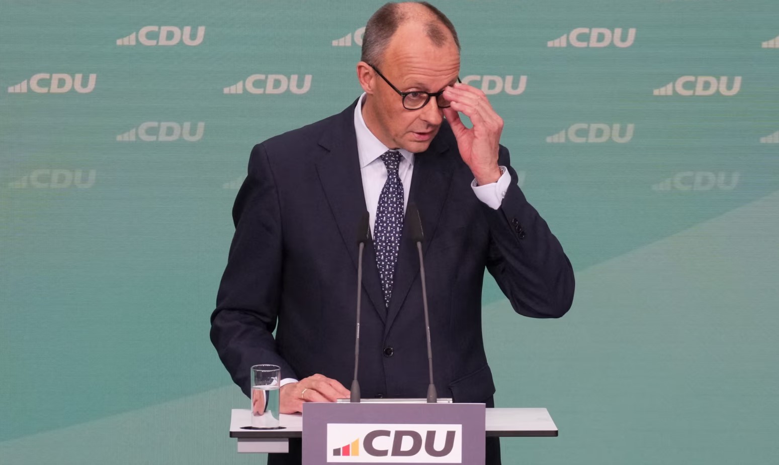 НЕМИРЕН ПОЧЕТОК ЗА МЕРЦ Стапува на функција по првичен шок во Бундестагот