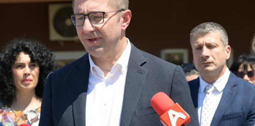 ПАД НА ЈАВНИОТ И ДРЖАВНИОТ ДОЛГ Економијата на стабилен пат