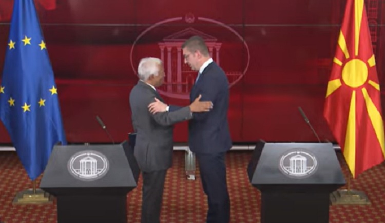 КОШТА БАРА ПРОМЕНА НА УСТАВОТ Мицкоски му врати нема менување устав, а башка има 15 пресуди за Македонците во Стразбур КОШТА БАРА ПРОМЕНА НА УСТАВОТ Мицкоски му врати нема менување устав, а башка има 15 пресуди за Македонците во Стразбур