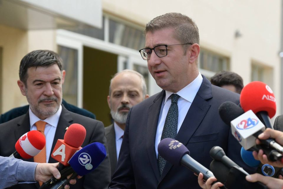 МИЦКОСКИ СО ЖЕСТОКИ КРИТИКИ Владини кабинети не се спортски сали