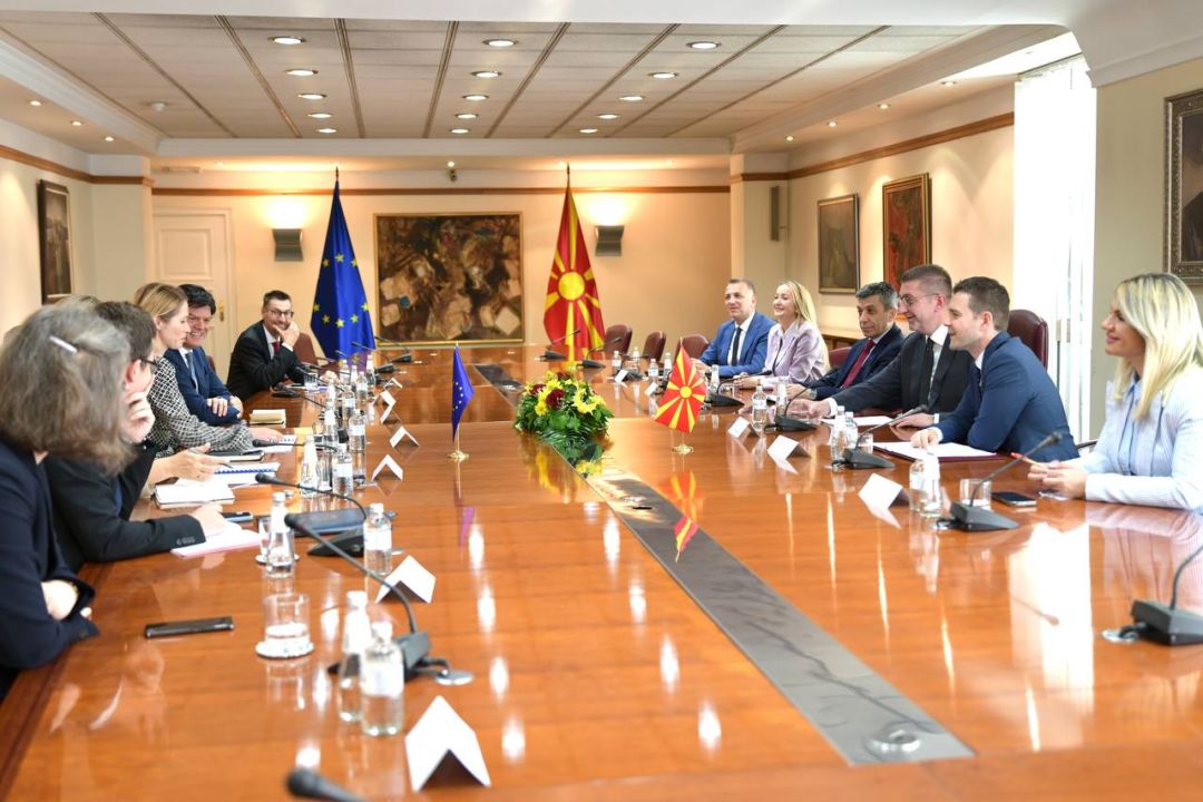 БРИСЕЛ ИСПРАЌА ПОРАКА НА ОХРАБРУВАЊЕ Евроинтегративниот пат не е затворен БРИСЕЛ ИСПРАЌА ПОРАКА НА ОХРАБРУВАЊЕ Евроинтегративниот пат не е затворен