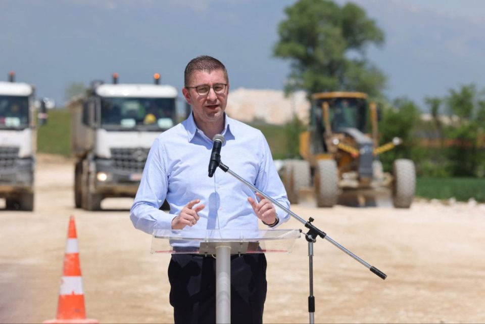 ЗАПОЧНА ИЗГРАДБАТА НА АВТОПАТОТ ТЕТОВО ГОСТИВАР Градењето инфраструктура е градба на иднината на Македонија истакна Мицкоски