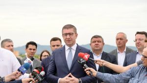 МИЦКОСКИ ПЛАНИРА ДА СЕ СРЕТНЕ СО РОДИТЕЛИТЕ ОД КОЧАНИ Разговарал и со Ердоган за помош на пациентите од Кочани кои имале непријатности на аеродромот во Истанбул