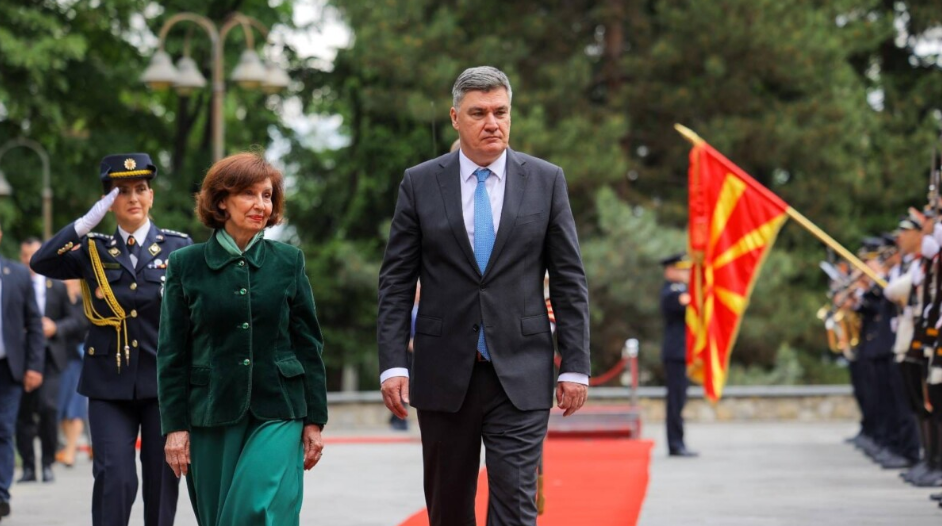 ХРВАТСКИОТ ПРЕТСЕДАТЕЛ МИЛАНОВИЌ ПРИСТИГНА ВО СКОПЈЕ Пречек и тет-а-тет средба со претседателката на Македонија