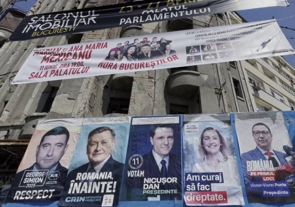 РОМАНЦИТЕ ДЕНЕС НА ГЛАСАЊЕ ЗА ПРЕТСЕДАТЕЛ 11 кандидати на гласачкото ливче, но сè уште доминира „забранетиот“ Ѓорѓеску РОМАНЦИТЕ ДЕНЕС НА ГЛАСАЊЕ ЗА ПРЕТСЕДАТЕЛ 11 кандидати на гласачкото ливче, но сè уште доминира „забранетиот“ Ѓорѓеску