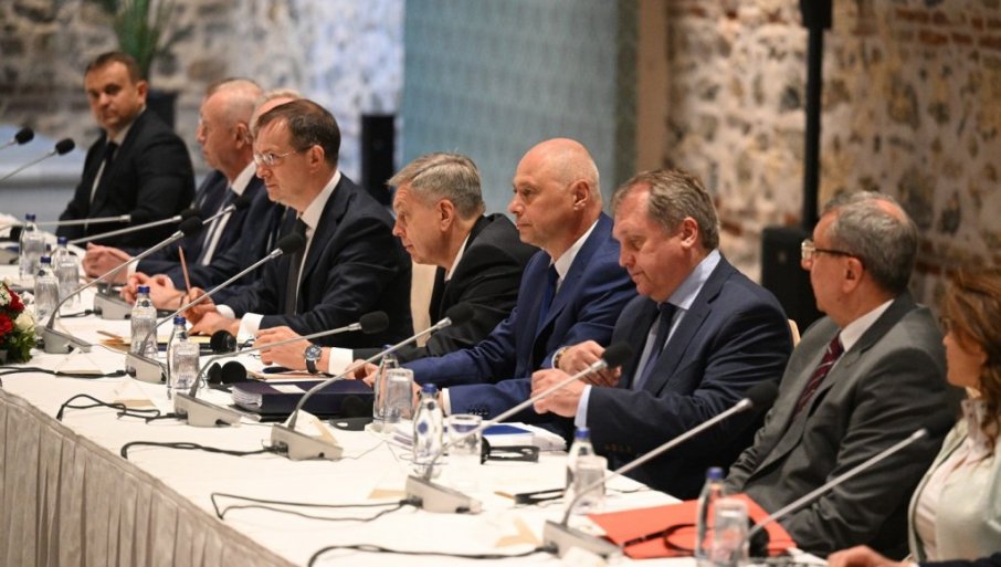 ЖЕШКО НА ПРЕГОВОРИТЕ ВО ИСТАНБУЛ Русите со гангстерски закани дека ќе ни земат уште две области а може да загубиме и блиски во војната велат Украинците ЖЕШКО НА ПРЕГОВОРИТЕ ВО ИСТАНБУЛ Русите со гангстерски закани дека ќе ни земат уште две области а може да загубиме и блиски во војната велат Украинците