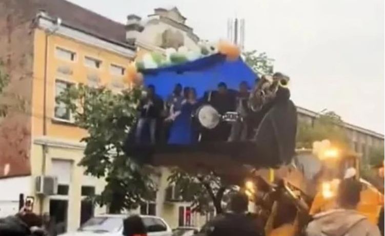 МАТУРА СО СТИЛ Бугарска матурантка наместо со возило пристигна на прослава со багер МАТУРА СО СТИЛ Бугарска матурантка наместо со возило пристигна на прослава со багер