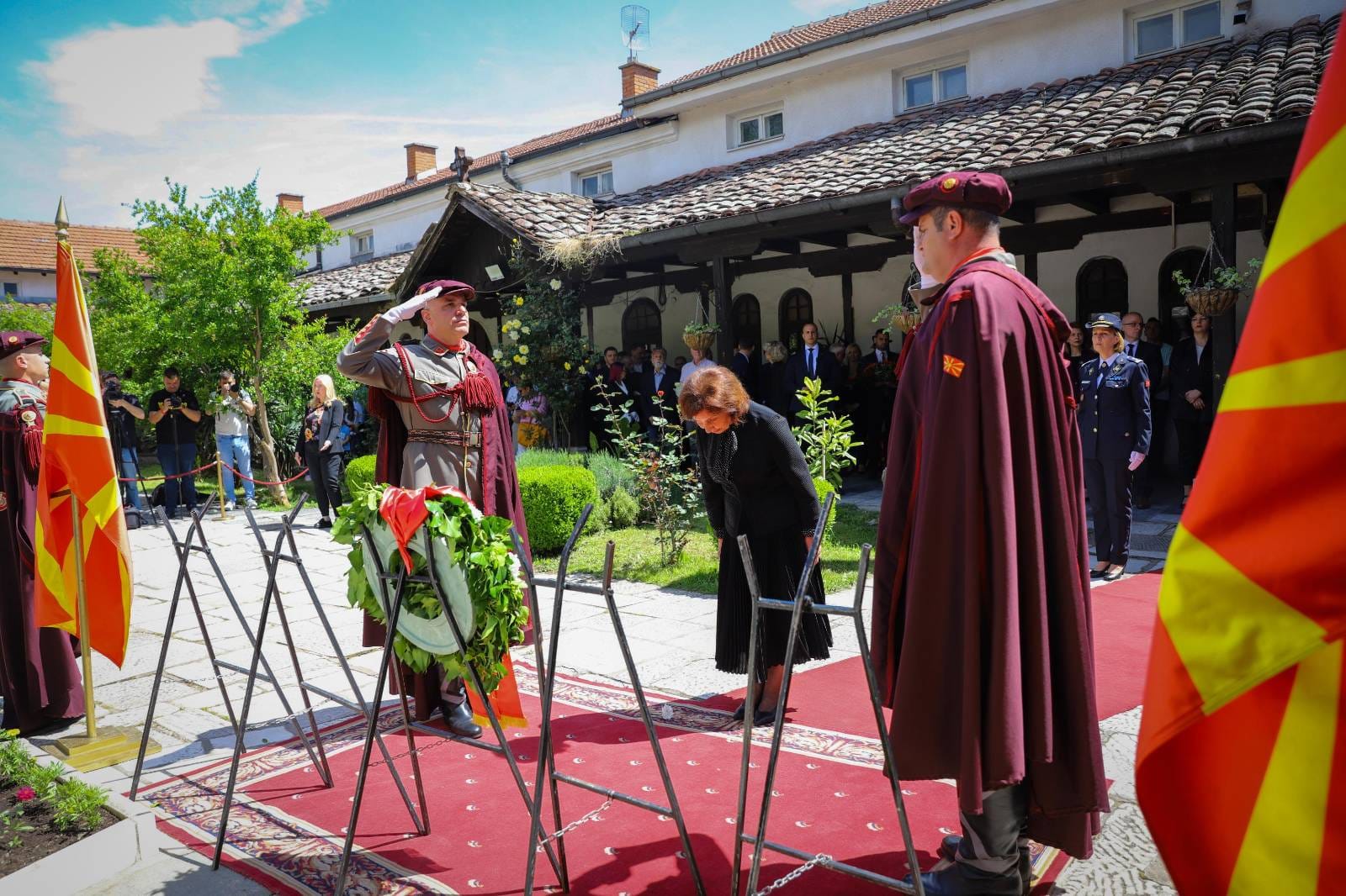 122 ГОДИНИ ОД СМРТТА НА ГОЦЕ ДЕЛЧЕВ Гордана Сиљановска-Давкова положи цвеќе на неговото вечно почивалиште