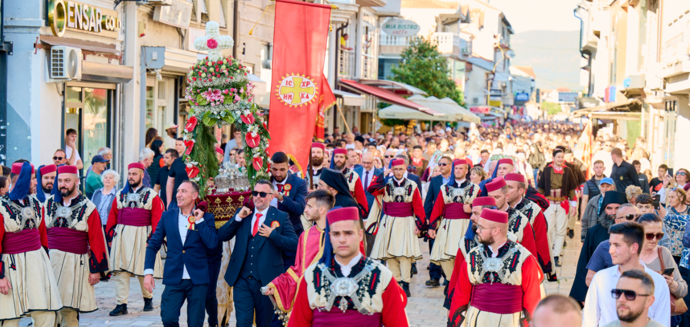 СТРУГА ВО ДУХОВЕН ЗАНЕС Илјадници верници на литијата со моштите на св. Ѓорѓи