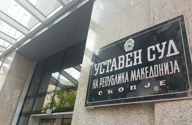 ПОЛИТИКА ИЛИ ПРАВО Уставниот суд се премисли и ќе донесува одлука за Законот за јазиците по изборите ПОЛИТИКА ИЛИ ПРАВО Уставниот суд се премисли и ќе донесува одлука за Законот за јазиците по изборите