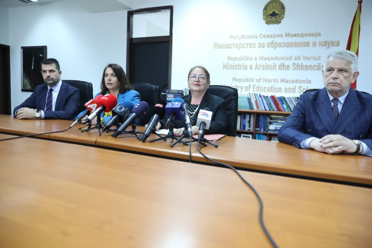 ЈАНЕВСКА НАЈАВИ НОВИ МЕРКИ ЗА ЗАДРЖУВАЊЕ НА СТУДЕНТИТЕ Одливот на студенти да се мери според запишаните, а не според конкурсните квоти