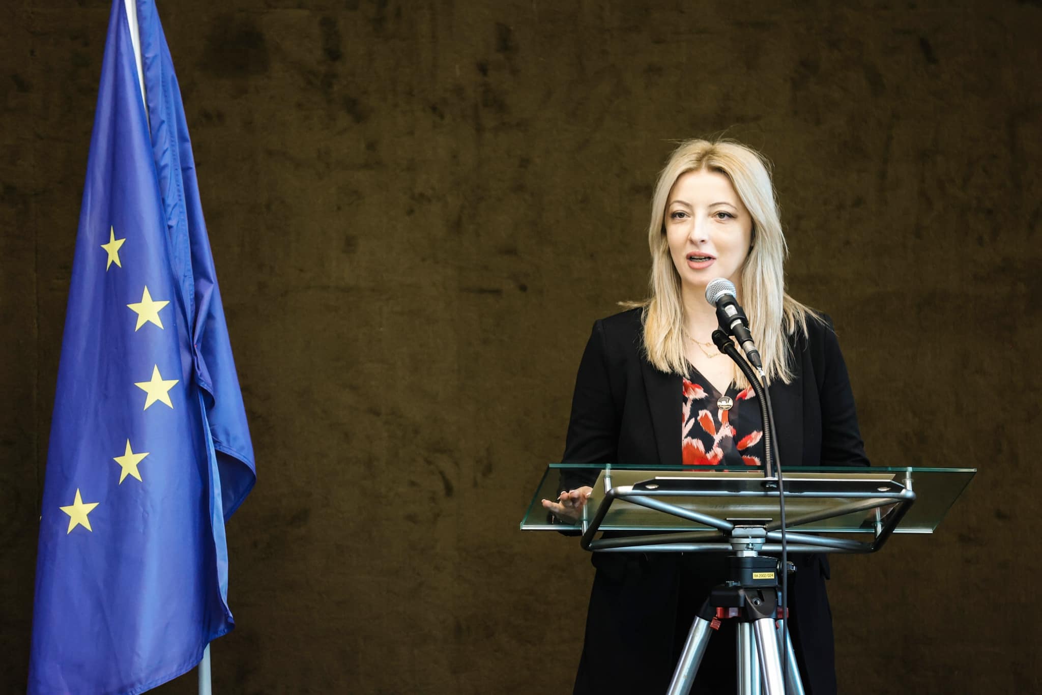 ГРАДАТ БЕЗ ДОЗВОЛИ, КРАДАТ СТРУЈА И ВОДА Арсовска го обелодени „објектот на срамот“