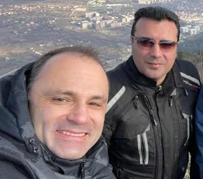 ПО ЗАЕВ И ФИЛИПЧЕ ДОБИ ПОЛИЦИСКО ОБЕЗБЕДУВАЊЕ По двајца припадници на шестата управа на МВР ги чуваат поранешниот и сегашниот лидер на СДСМ ПО ЗАЕВ И ФИЛИПЧЕ ДОБИ ПОЛИЦИСКО ОБЕЗБЕДУВАЊЕ По двајца припадници на шестата управа на МВР ги чуваат поранешниот и сегашниот лидер на СДСМ