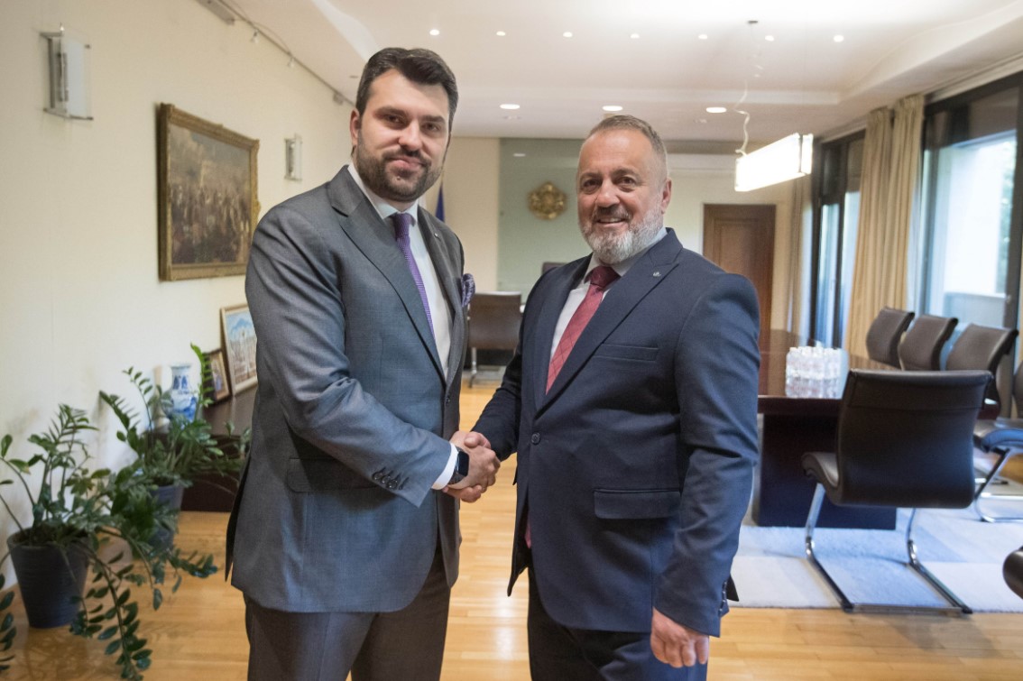 ОСУДЕНИОТ БУГАРАШ ОД БИТОЛА НА СРЕДБИ НА НАЈВИСОКО НИВО ВО СОФИЈА Радев и Георгиев велат дека е политичка казна