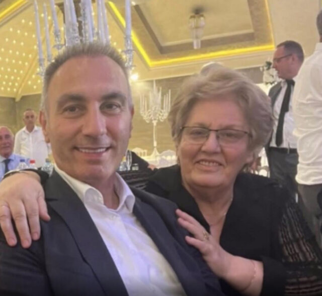 МАЈЧИНСКА ПОДРШКА ВО НАЈТЕШКИ МОМЕНТИ Зира Груби до синот Артан МАЈЧИНСКА ПОДРШКА ВО НАЈТЕШКИ МОМЕНТИ Зира Груби до синот Артан