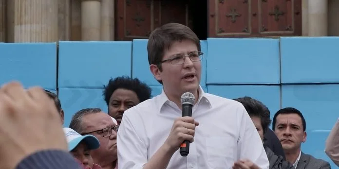 ШОК НА МИТИНГ ВО БОГОТА Сенаторот Урибе погоден во глава